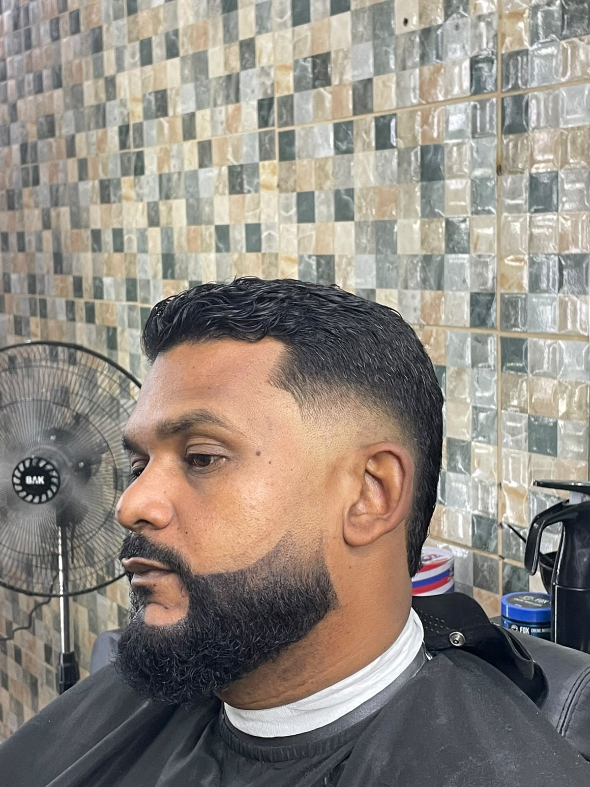 Cortes e barbas feitos na barbearia